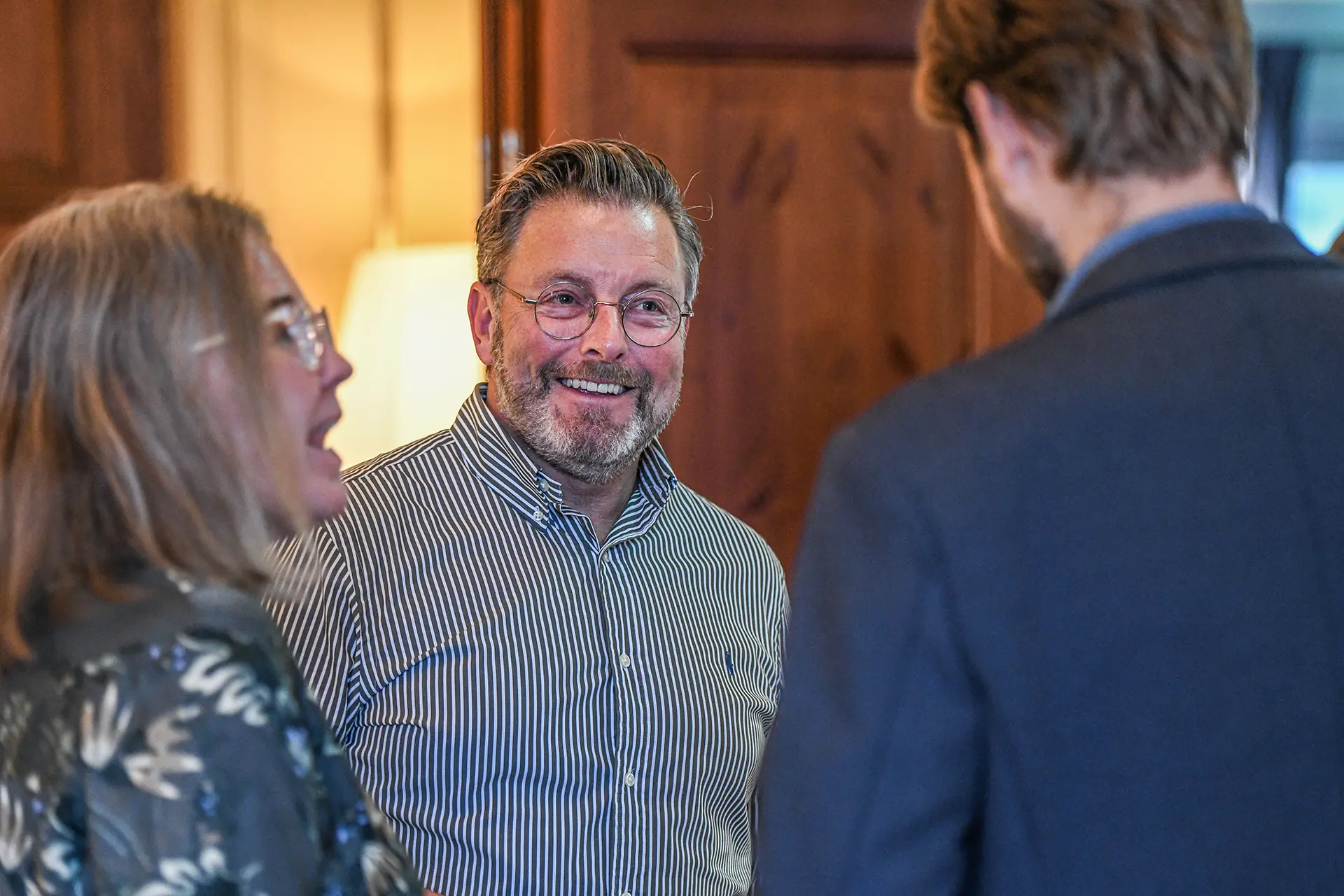 Magnus pratar med två deltagare